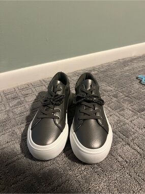 BNIB BCBG Girls Dark Gray Metallic Fashion Sneakers - Size 4 Big Kid